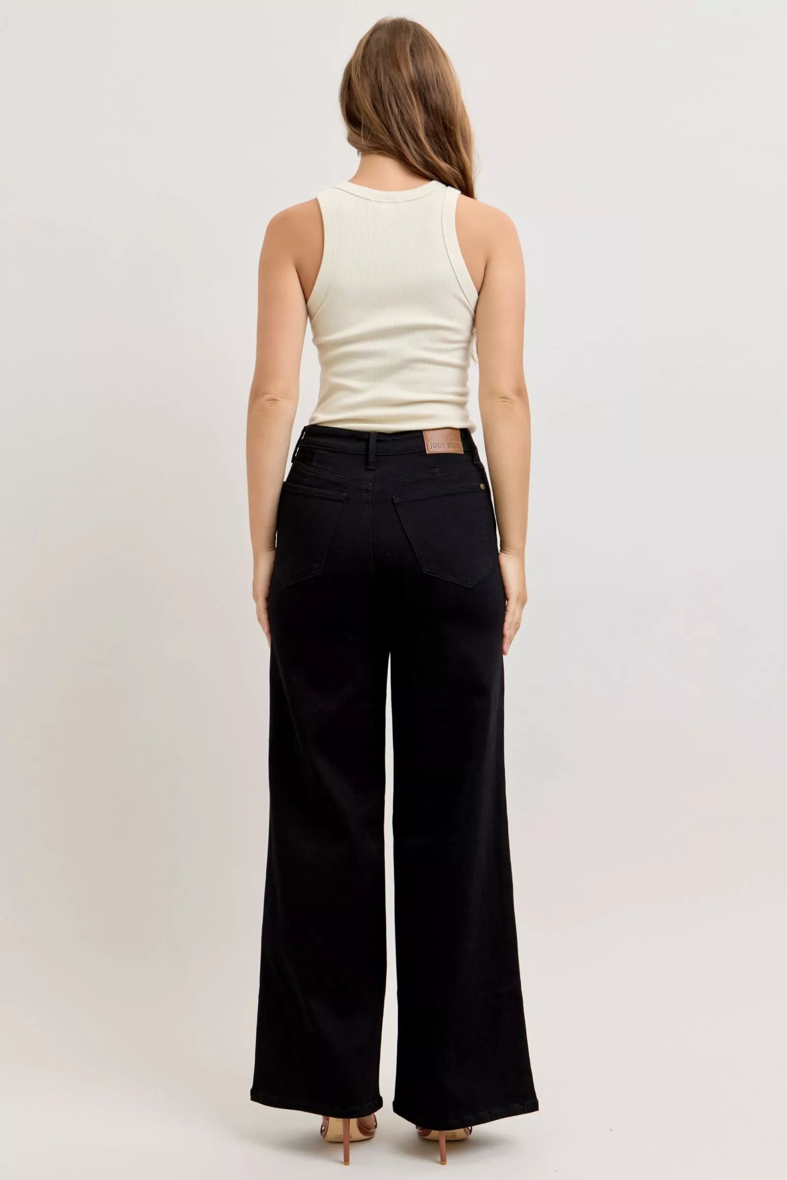 High-Waisted Wide Leg Jeans | Trendy Jeans Outfit Idea for Women by Ro + Ivy | Elevated Basics, Modern Comfort & Style