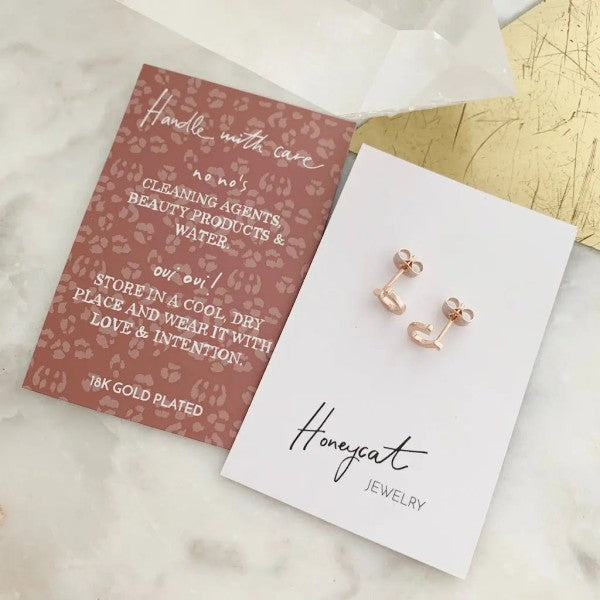 Horseshoe Stud Earrings Trendy Earrings Outfit Idea for Women | Ro + Ivy