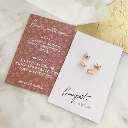 Horseshoe Stud Earrings Trendy Earrings Outfit Idea for Women | Ro + Ivy