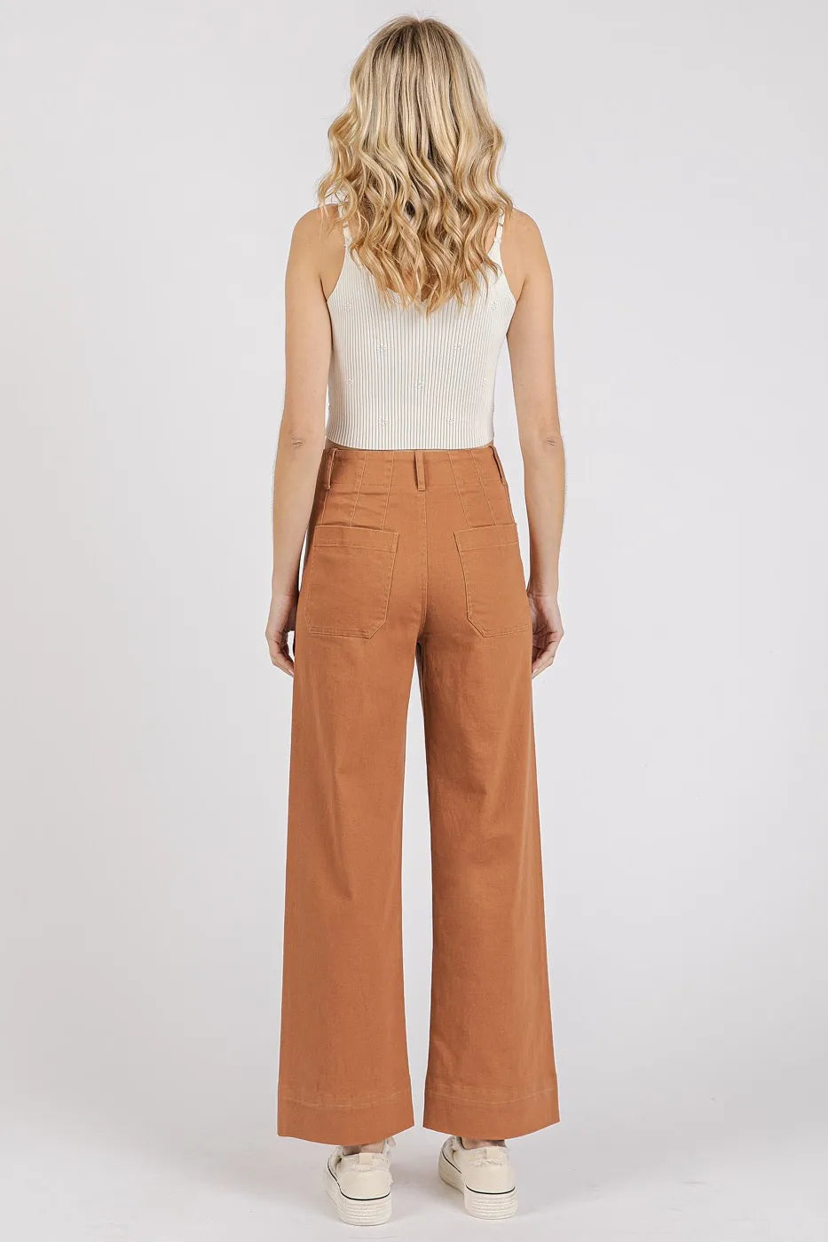 Twill Patch Pocket High Rise Wide Leg Pants in Cinnamon – outfit idea for women | Ro + Ivy