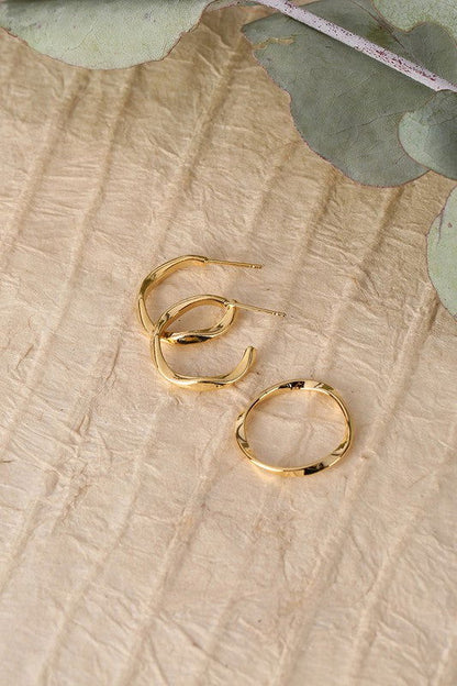 Delicate Gold Ring and Earring Set – outfit idea for women | Ro + Ivy