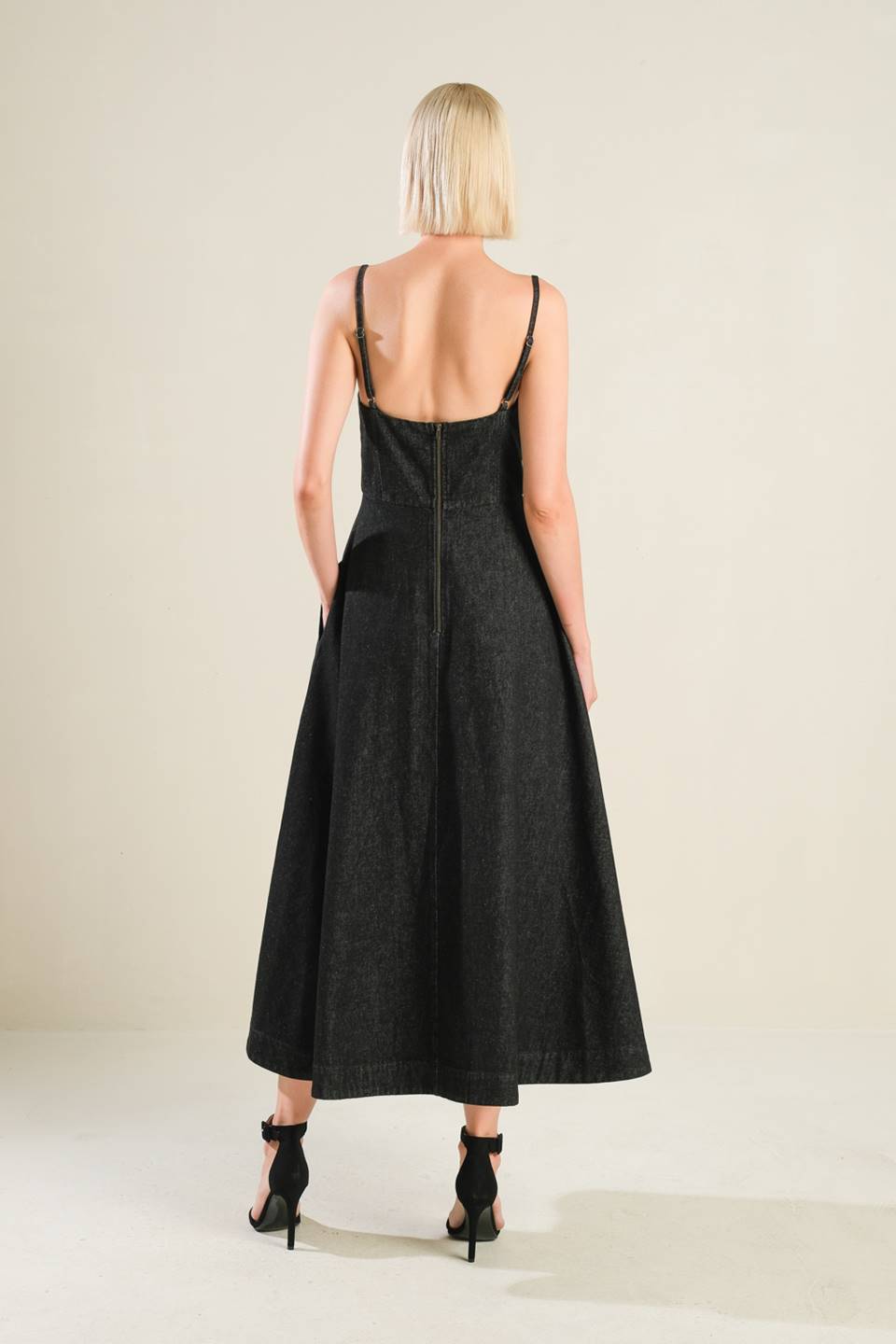 Sweetheart Denim Midi Dress with Pockets Trendy Midi Dresses Outfit Idea for Women | Ro + Ivy