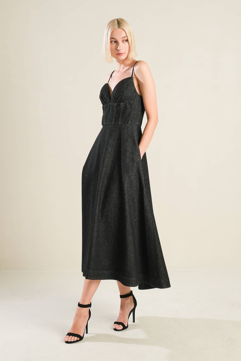 Sweetheart Denim Midi Dress with Pockets Trendy Midi Dresses Outfit Idea for Women | Ro + Ivy