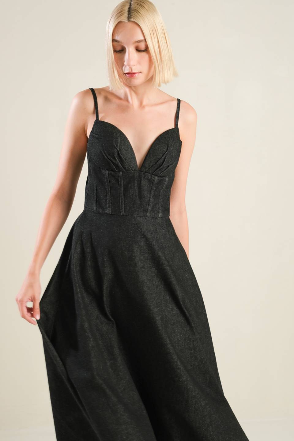 Sweetheart Denim Midi Dress with Pockets Trendy Midi Dresses Outfit Idea for Women | Ro + Ivy
