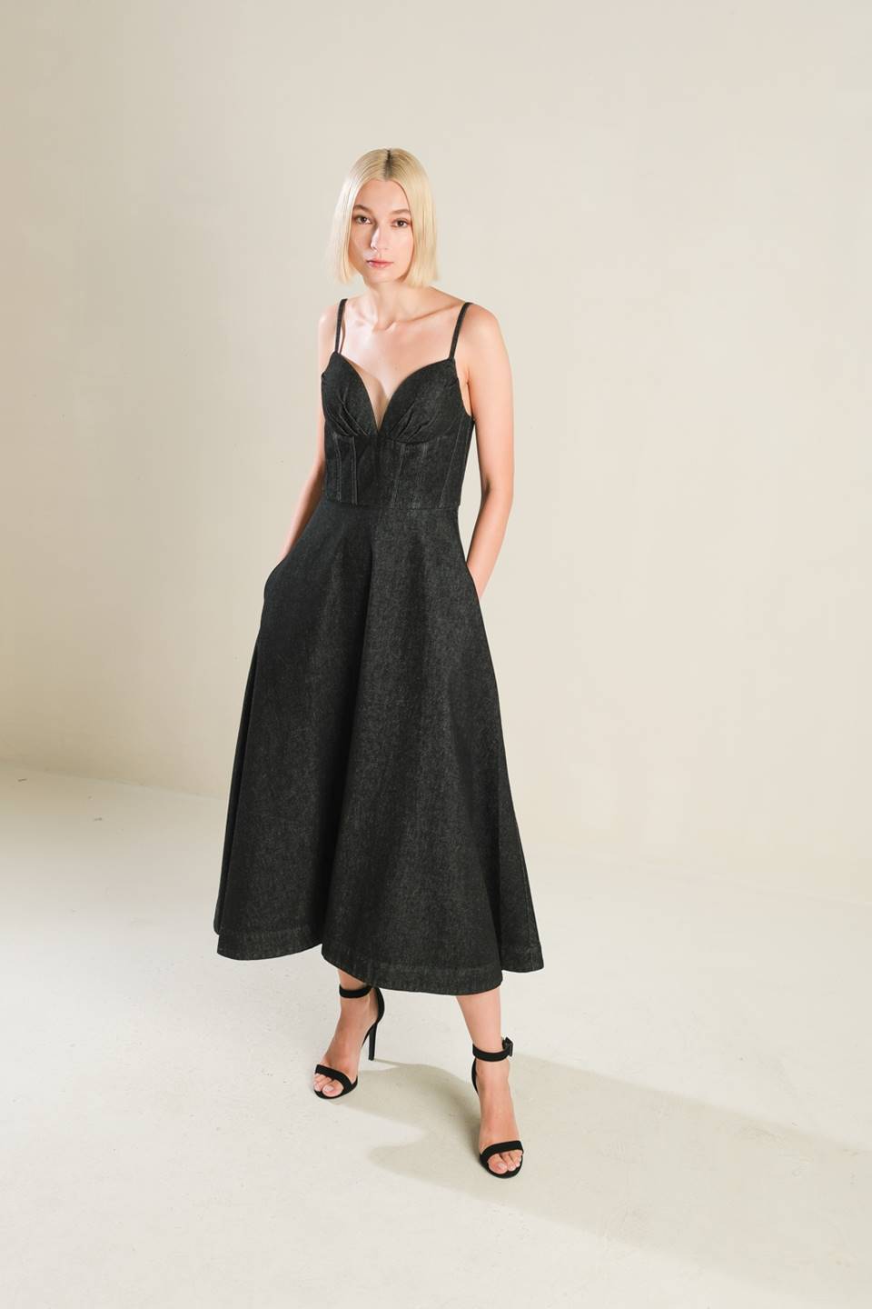 Sweetheart Denim Midi Dress with Pockets Trendy Midi Dresses Outfit Idea for Women | Ro + Ivy
