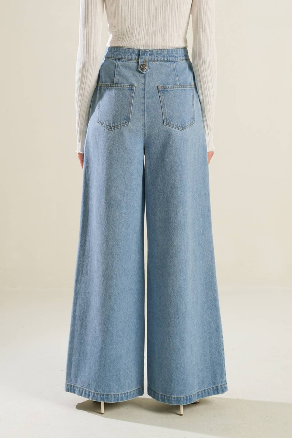 Washed Wide Leg Cotton Denim Pants Trendy Jeans Outfit Idea for Women | Ro + Ivy