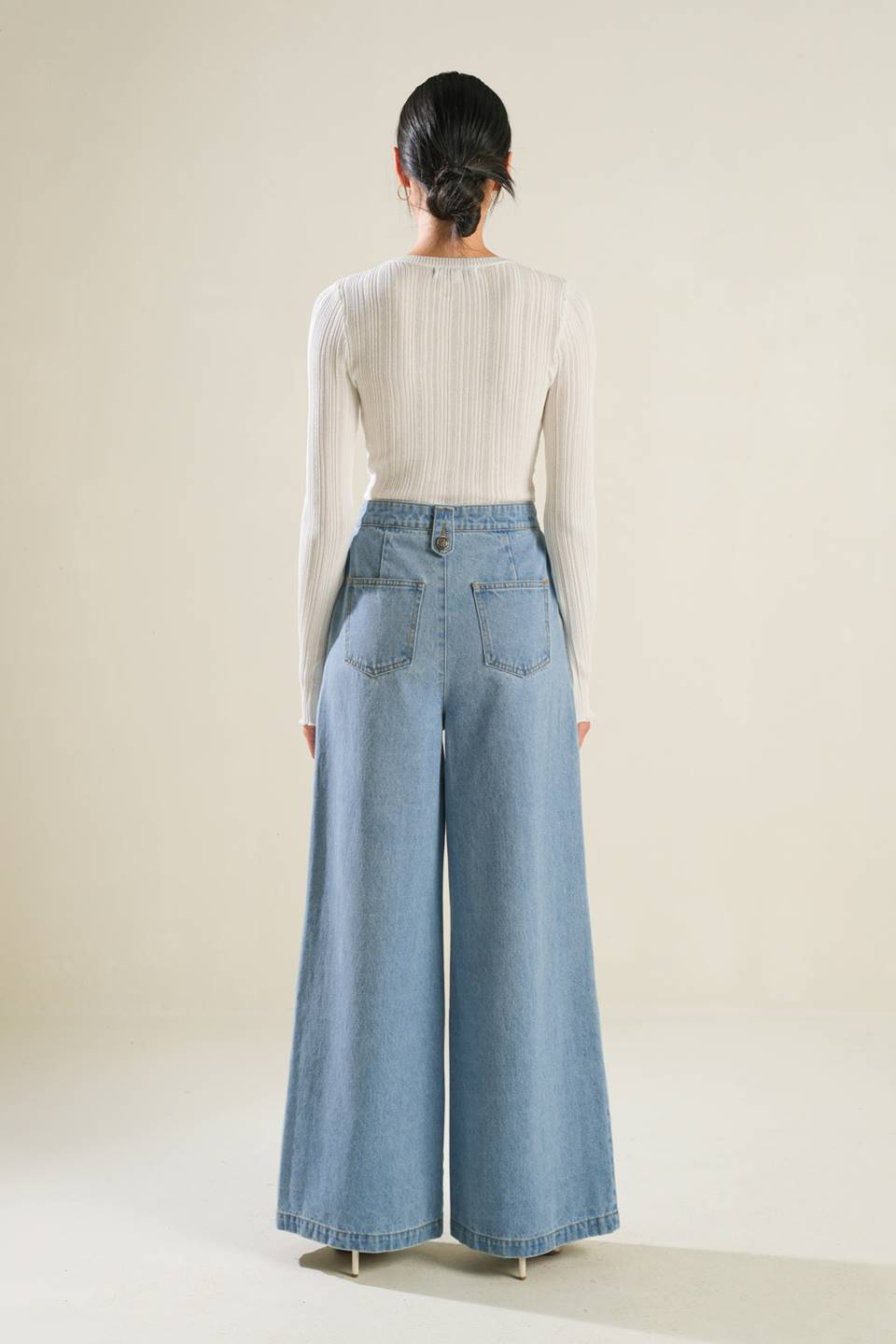 Washed Wide Leg Cotton Denim Pants Trendy Jeans Outfit Idea for Women | Ro + Ivy