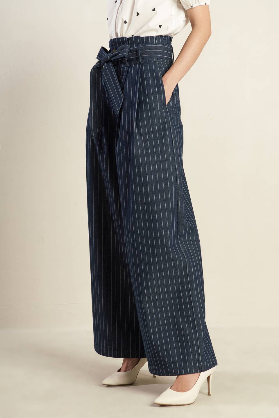 Striped Wide Leg Paper Bag Pants with Side Pockets Trendy Pants Outfit Idea for Women | Ro + Ivy