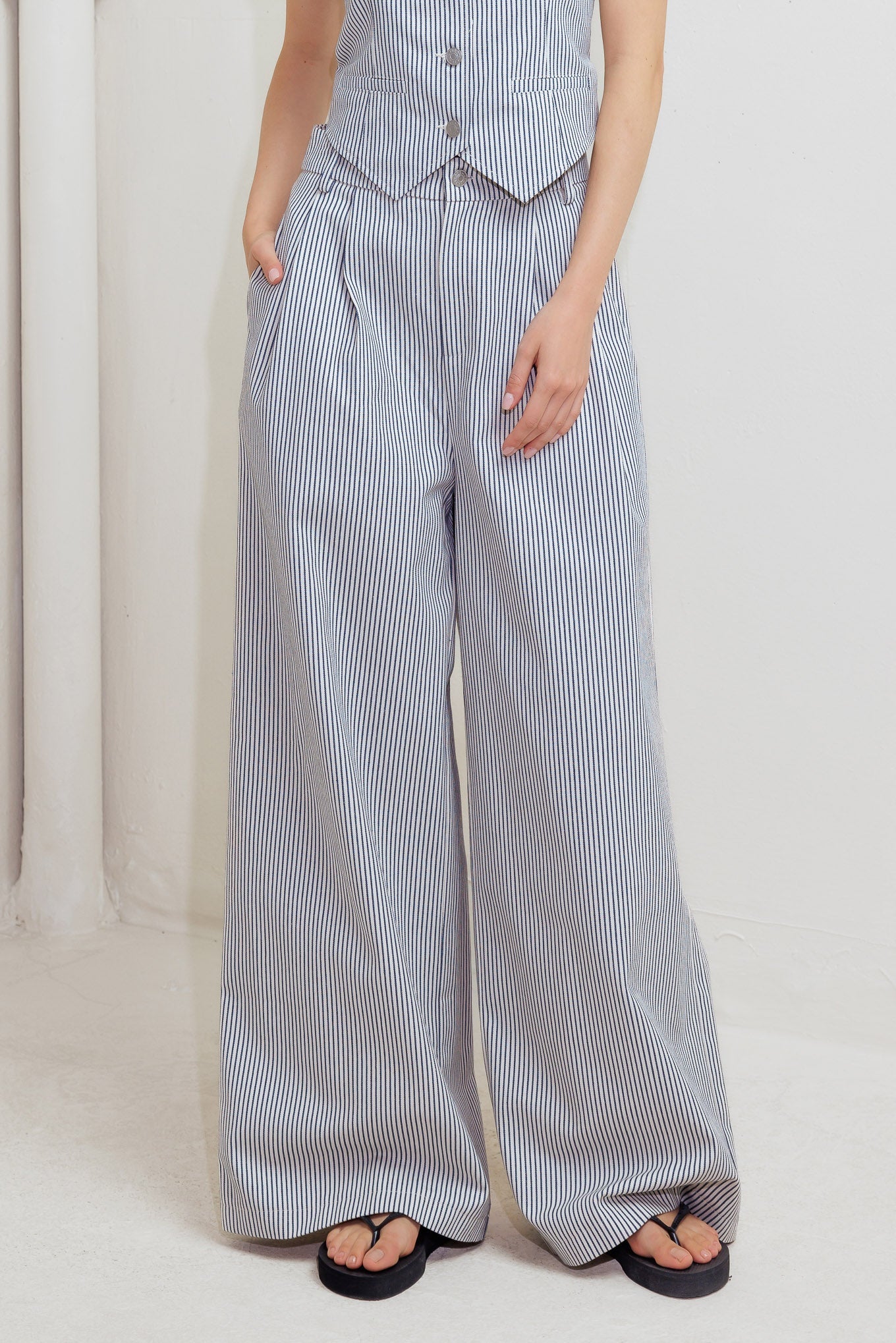 Coastal Striped Wide Leg Front Pleated Pants Trendy Pants Outfit Idea for Women | Ro + Ivy
