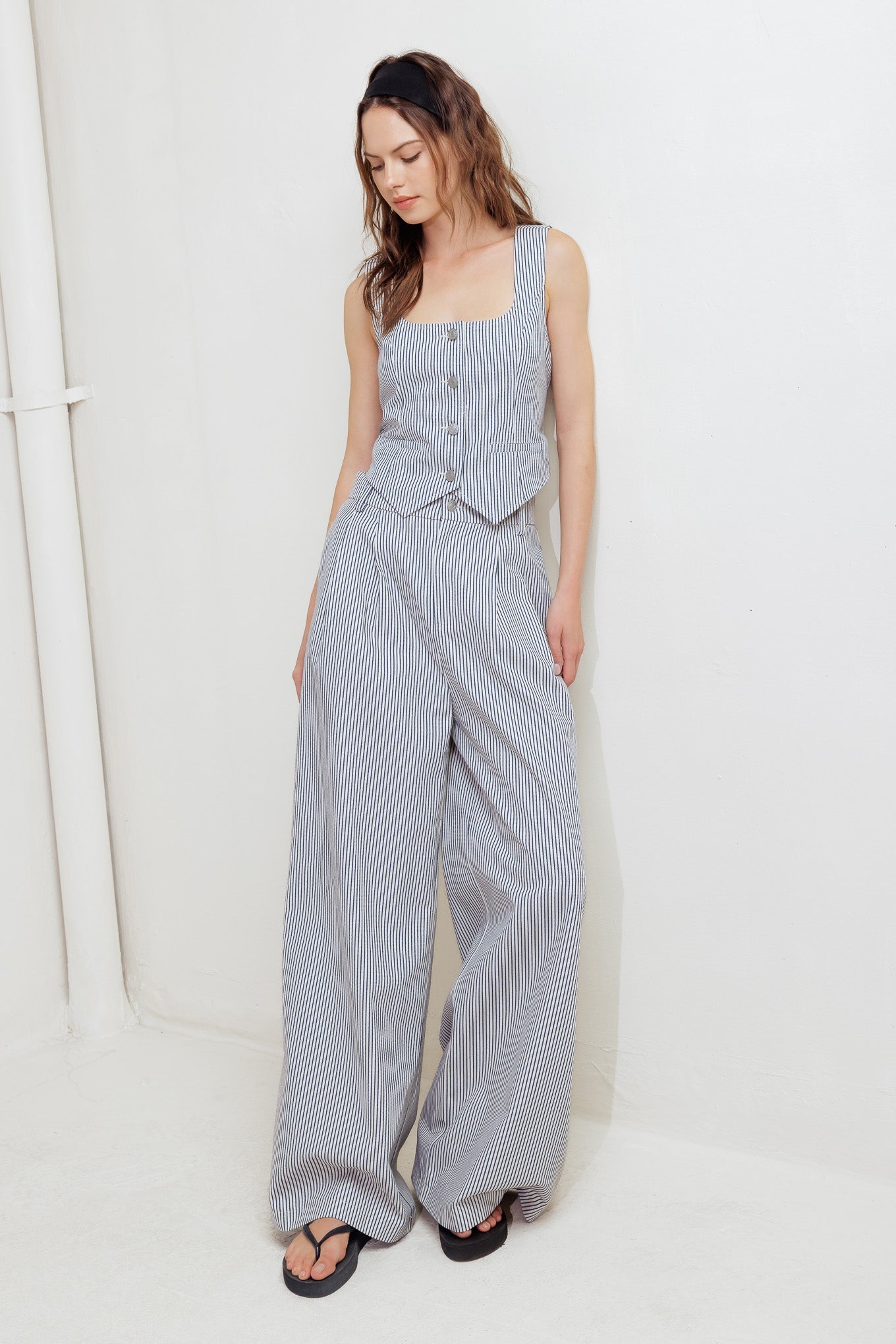 Coastal Striped Wide Leg Front Pleated Pants Trendy Pants Outfit Idea for Women | Ro + Ivy