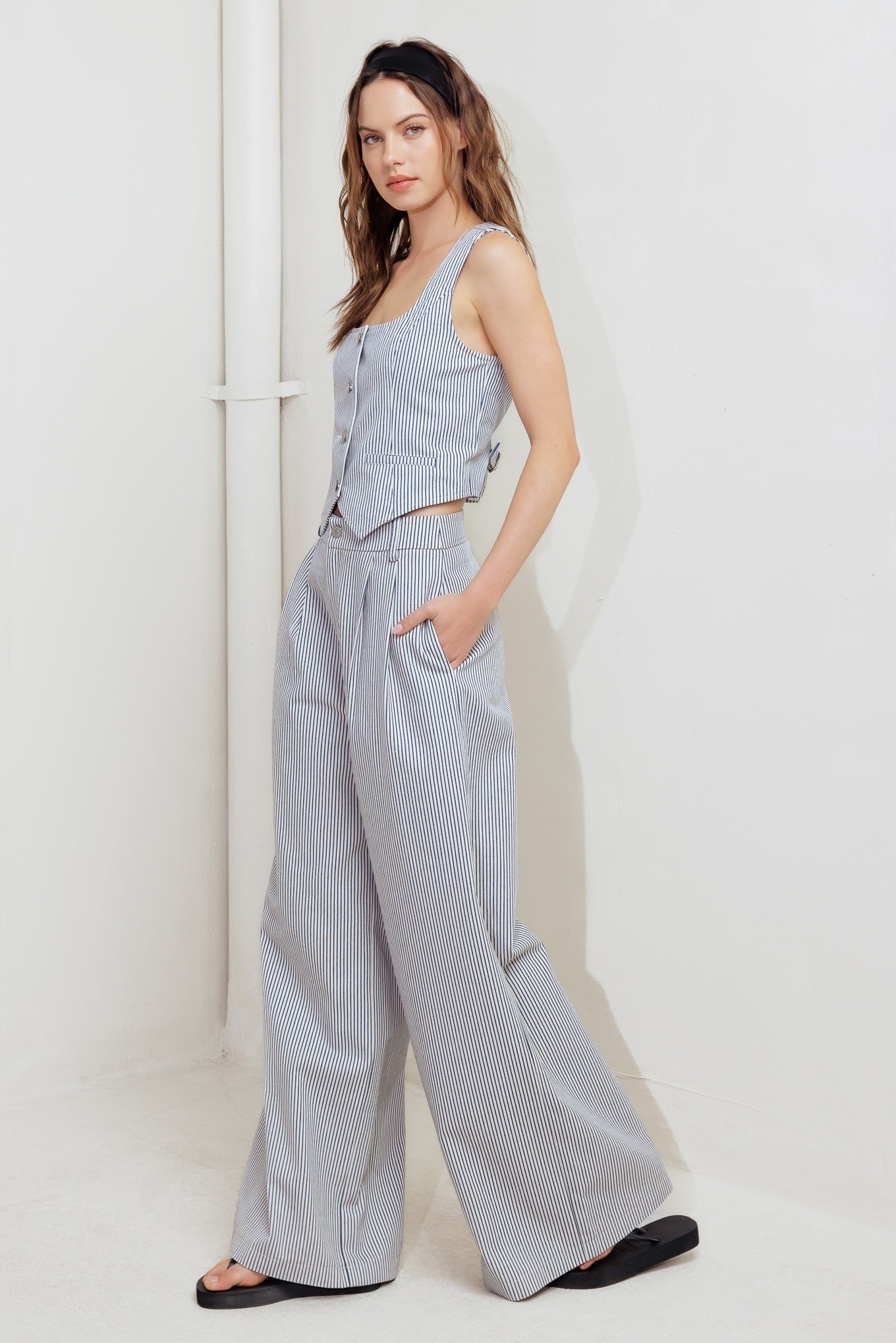 Coastal Striped Wide Leg Front Pleated Pants Trendy Pants Outfit Idea for Women | Ro + Ivy