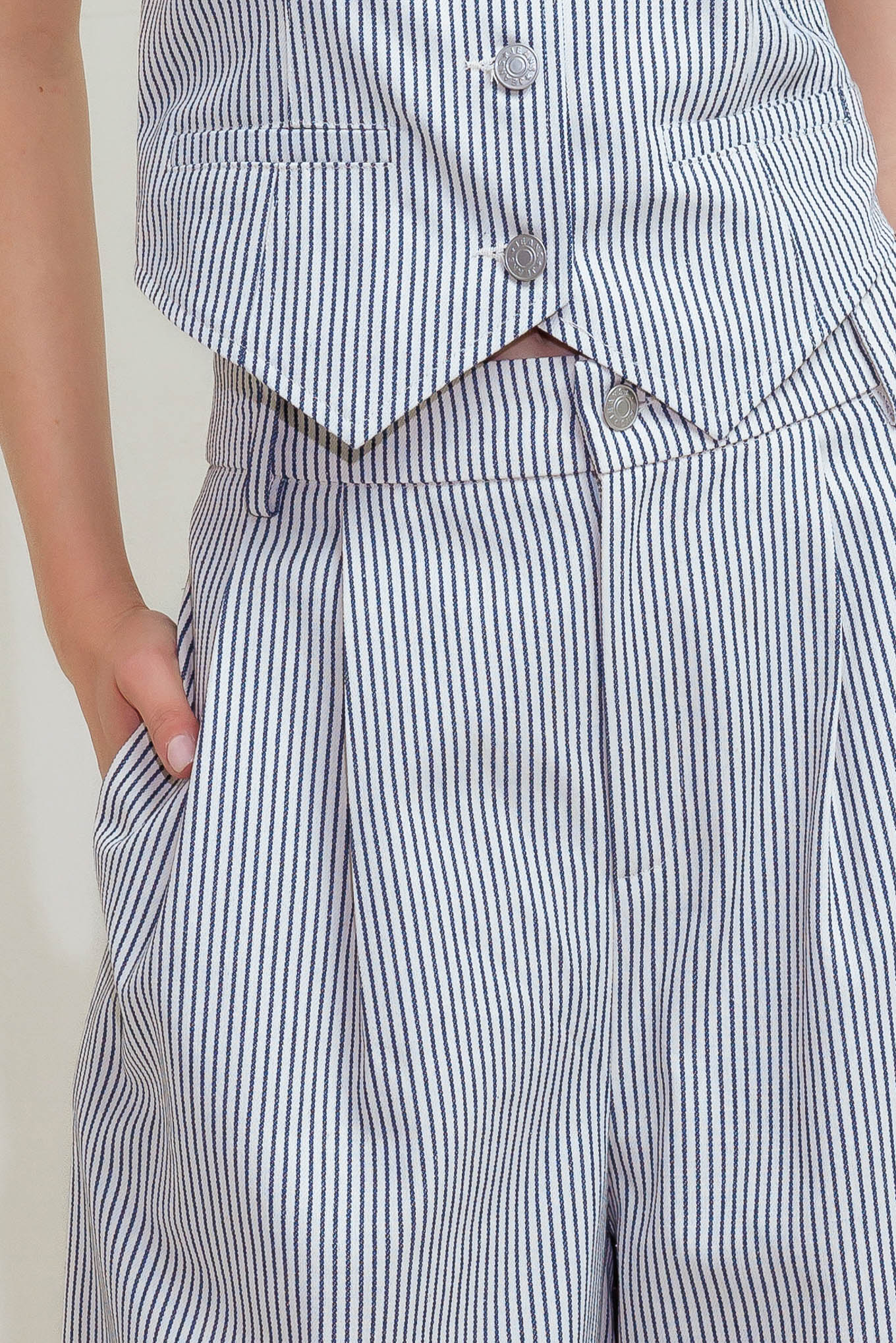 Coastal Striped Wide Leg Front Pleated Pants Trendy Pants Outfit Idea for Women | Ro + Ivy