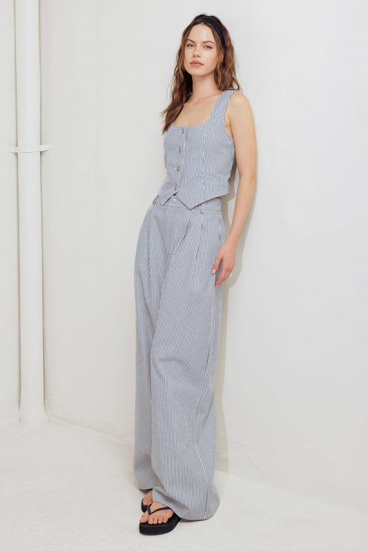 Coastal Striped Wide Leg Front Pleated Pants Trendy Pants Outfit Idea for Women | Ro + Ivy