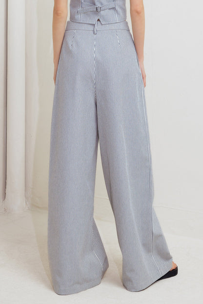 Coastal Striped Wide Leg Front Pleated Pants Trendy Pants Outfit Idea for Women | Ro + Ivy
