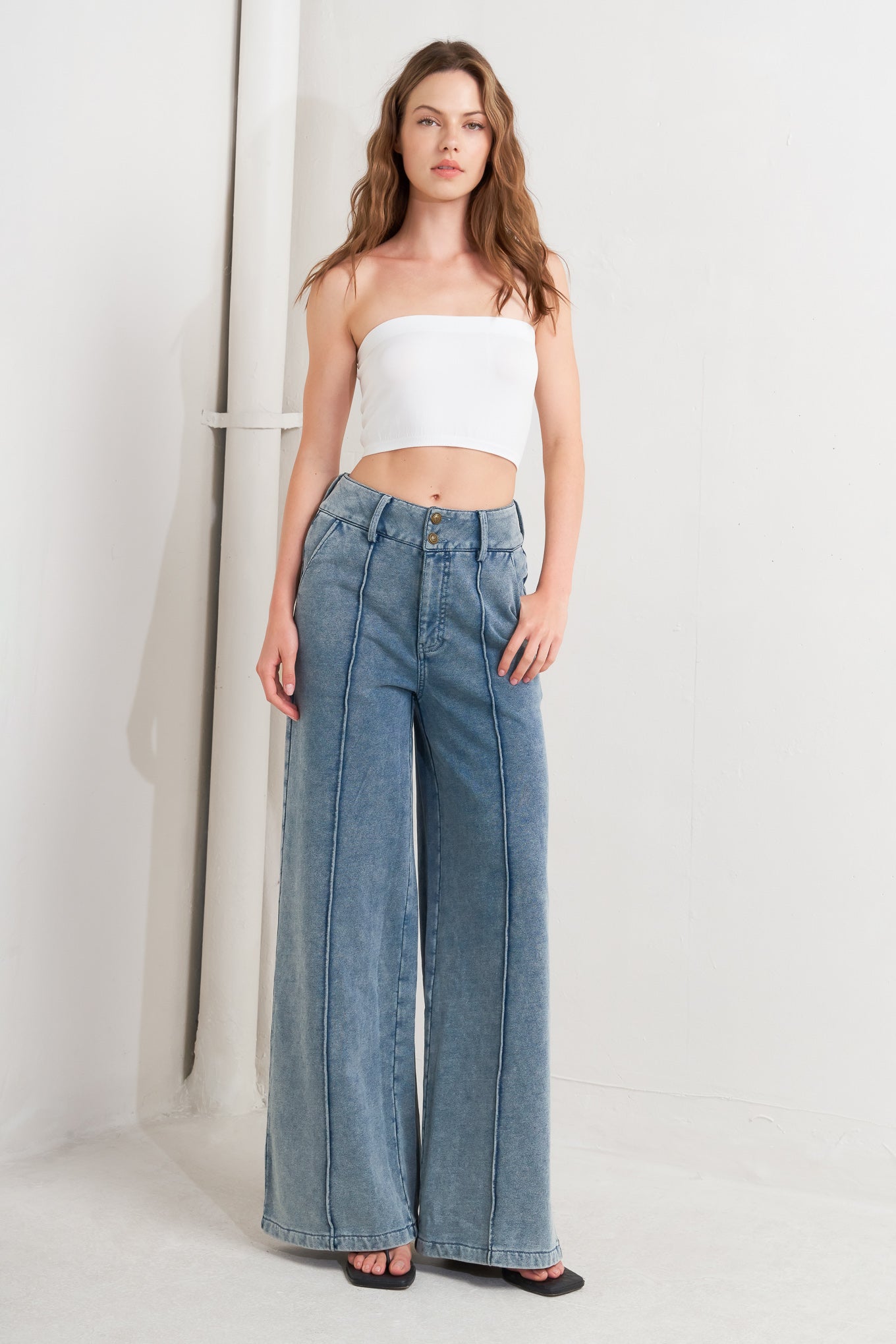 French Terry Pant with Side Pockets Trendy Jeans Outfit Idea for Women | Ro + Ivy