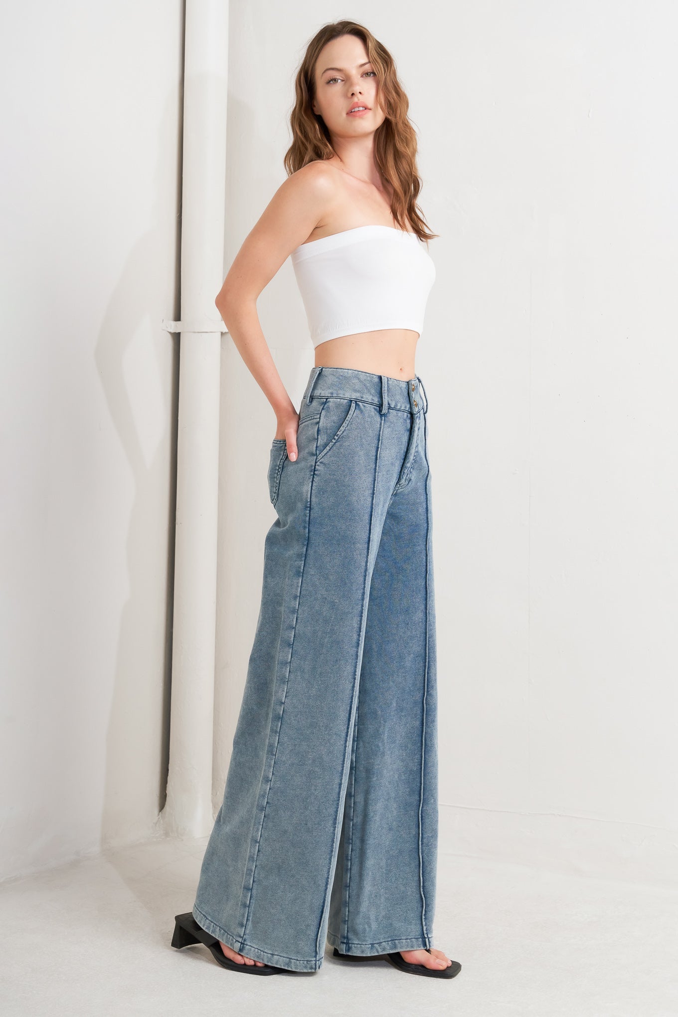French Terry Pant with Side Pockets Trendy Jeans Outfit Idea for Women | Ro + Ivy