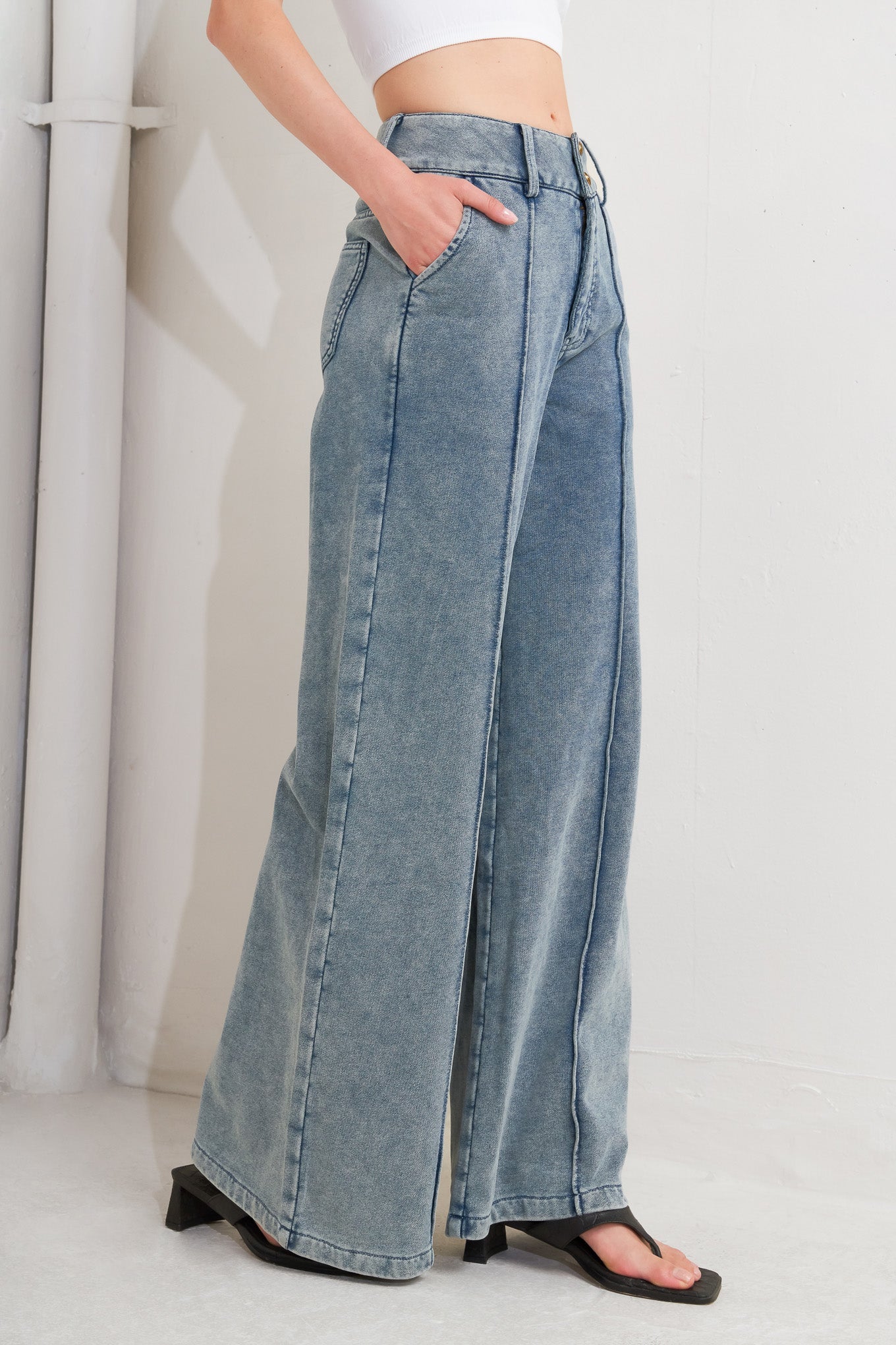 French Terry Pant with Side Pockets Trendy Jeans Outfit Idea for Women | Ro + Ivy