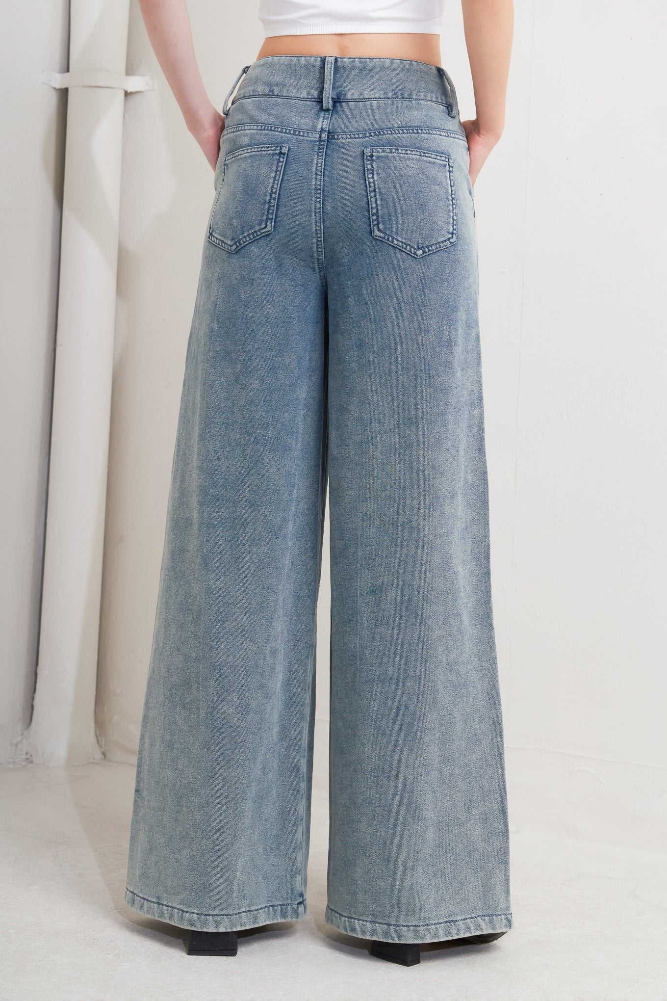 French Terry Pant with Side Pockets Trendy Jeans Outfit Idea for Women | Ro + Ivy