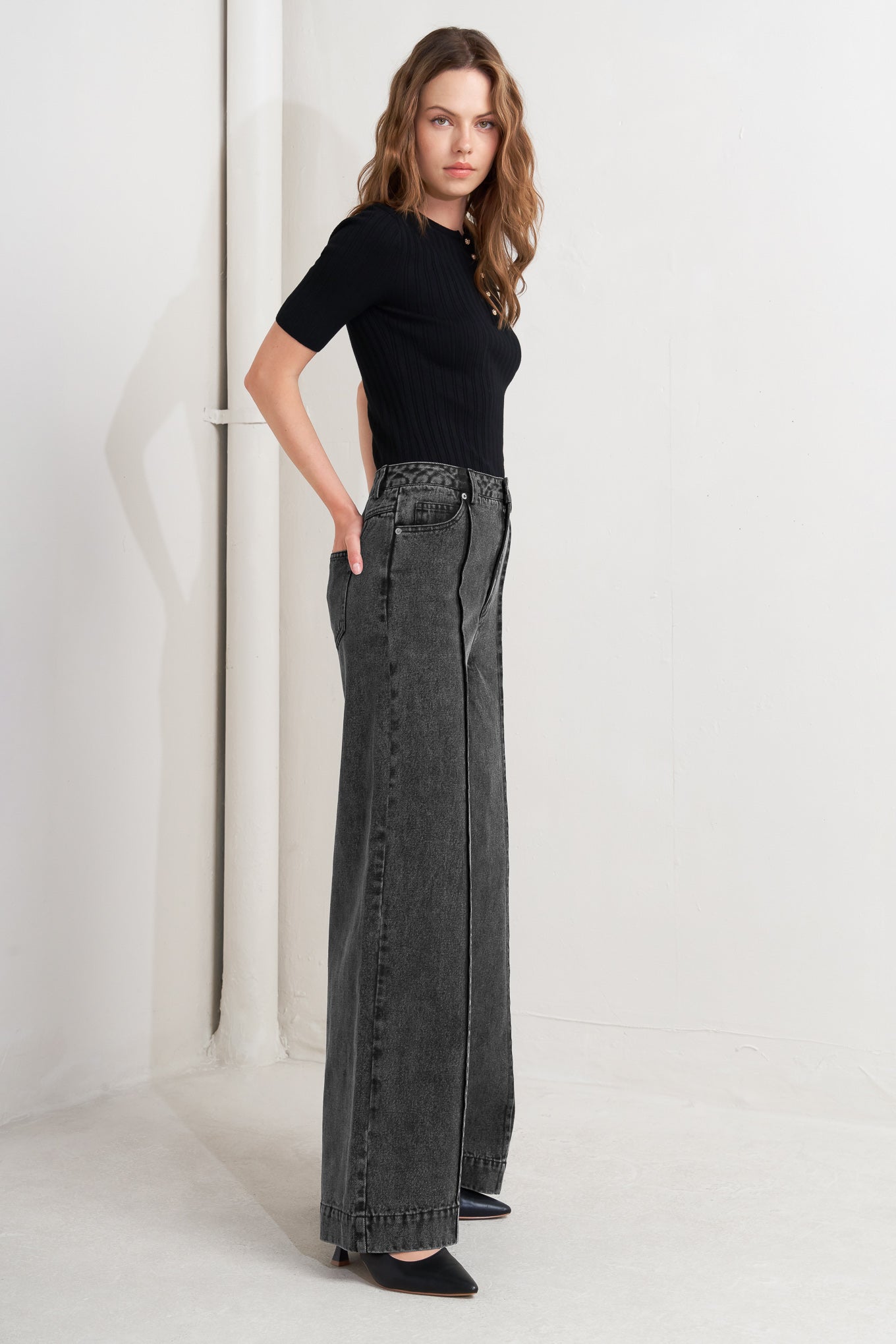 Graphite Wide Leg Denim Jeans | Trendy Jeans Outfit Idea for Women by Ro + Ivy | Elevated Basics, Modern Comfort & Style