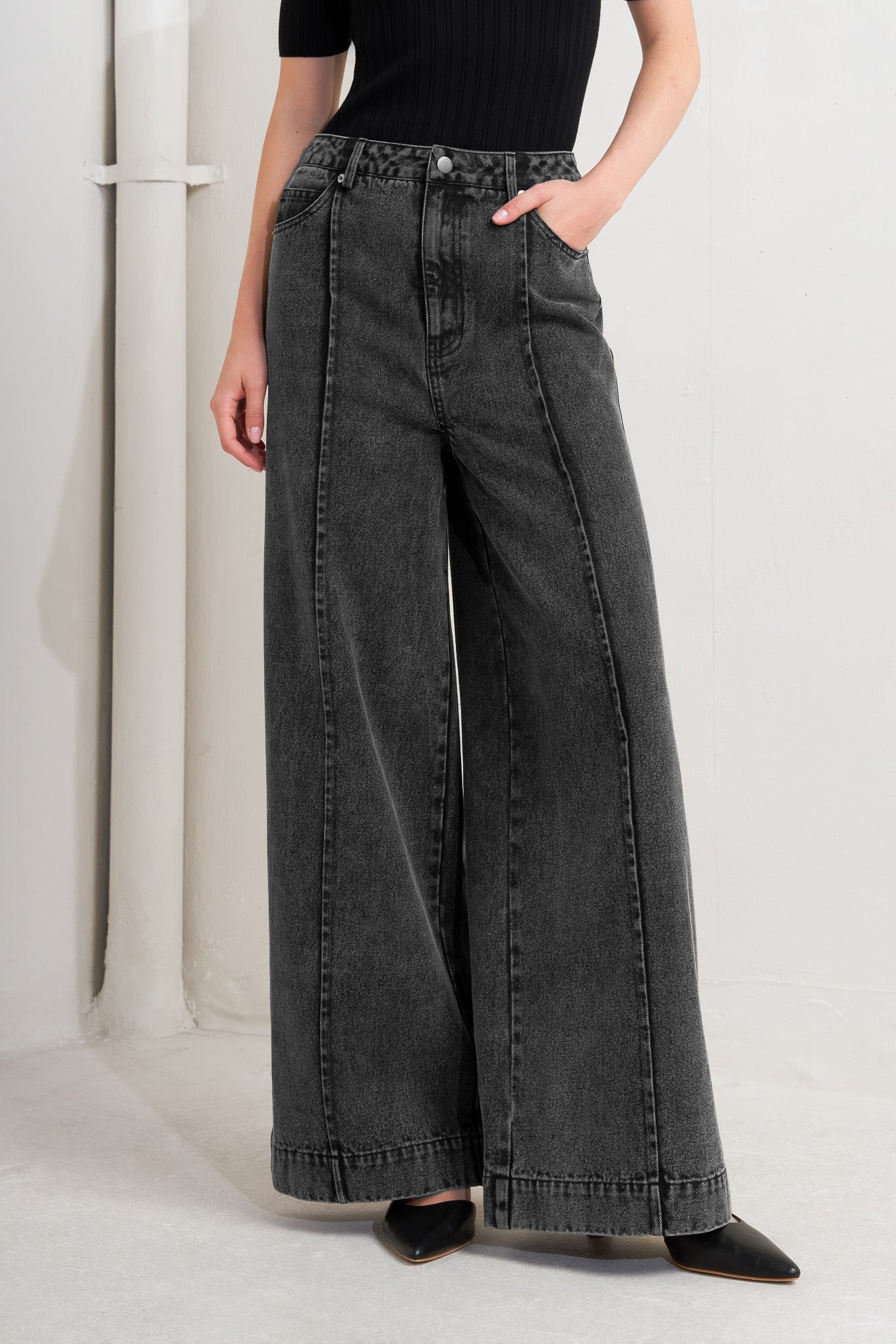 Graphite Wide Leg Denim Jeans | Trendy Jeans Outfit Idea for Women by Ro + Ivy | Elevated Basics, Modern Comfort & Style