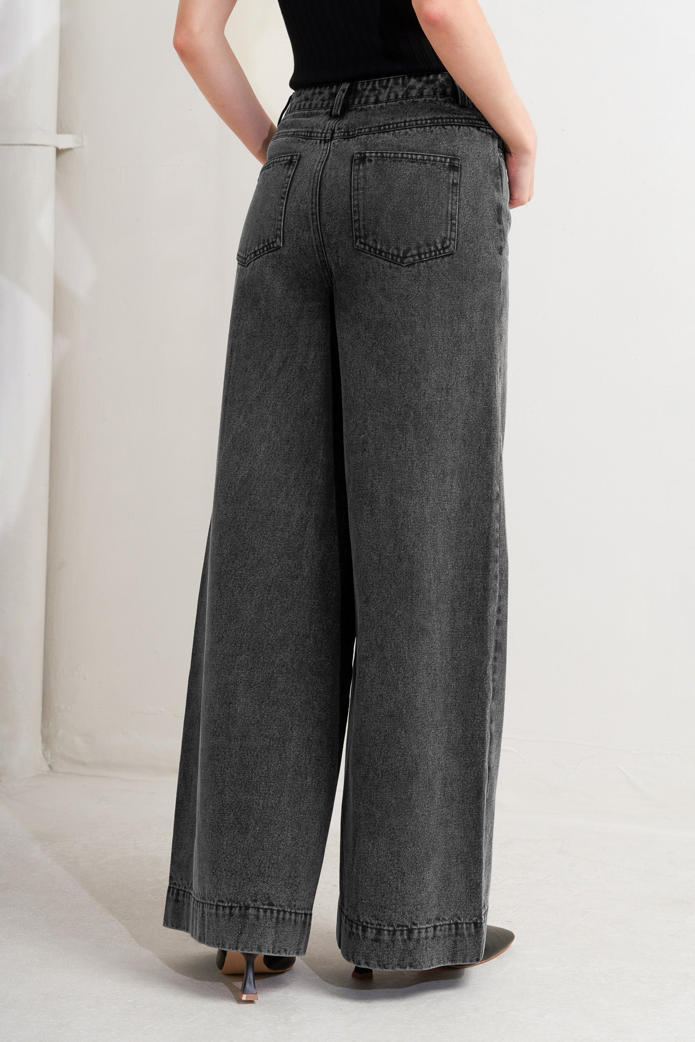 Graphite Wide Leg Denim Jeans | Trendy Jeans Outfit Idea for Women by Ro + Ivy | Elevated Basics, Modern Comfort & Style