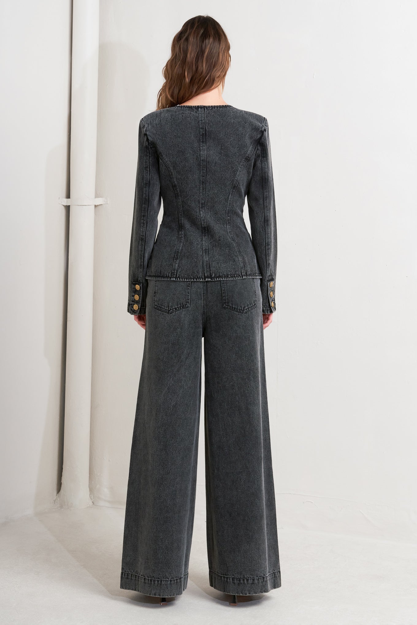 Graphite Wide Leg Denim Jeans | Trendy Jeans Outfit Idea for Women by Ro + Ivy | Elevated Basics, Modern Comfort & Style