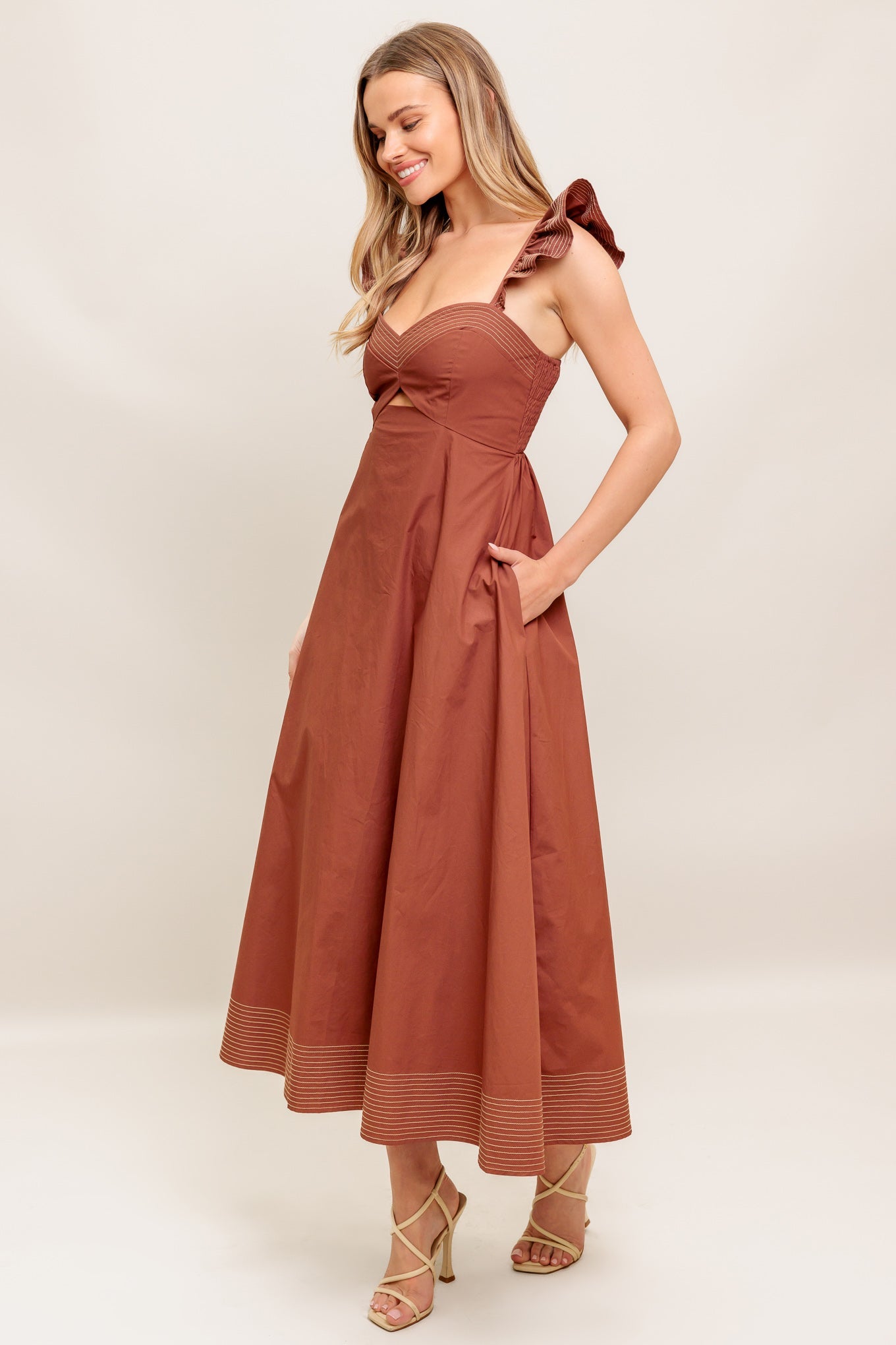 Sweetheart Tuscan Midi Dress with Pockets Trendy Midi Dresses Outfit Idea for Women | Ro + Ivy