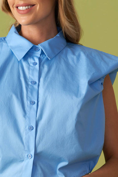 Minimalist Sleeveless Button Up Crop Top | Trendy Crop Tops Outfit Idea for Women by Ro + Ivy | Elevated Basics, Modern Comfort & Style