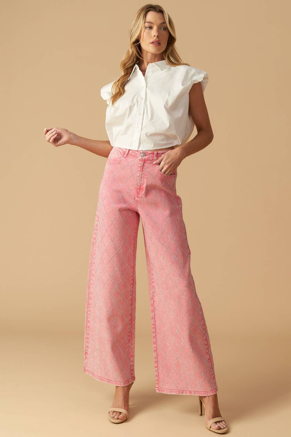 Minimalist Sleeveless Button Up Crop Top | Trendy Crop Tops Outfit Idea for Women by Ro + Ivy | Elevated Basics, Modern Comfort & Style