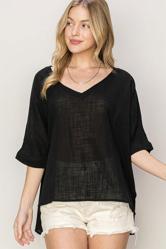 Lightweight V-Neck Oversized High-Low Top – Black outfit idea for women | Ro + Ivy