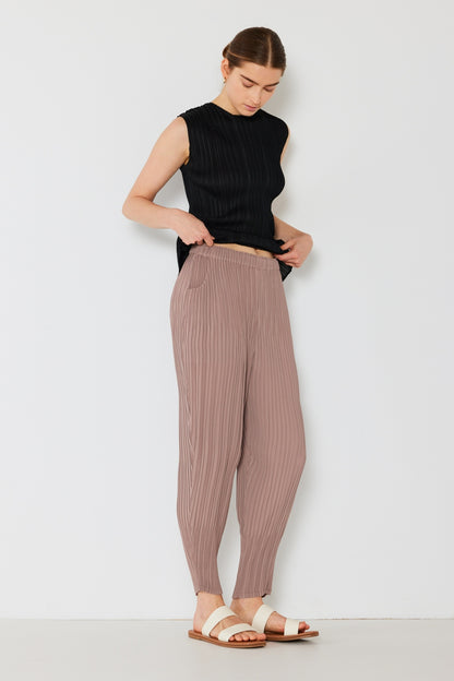 Pleated Relaxed-Fit Slight Drop Crotch Jogger for Women | Swimsuits | Ro + Ivy