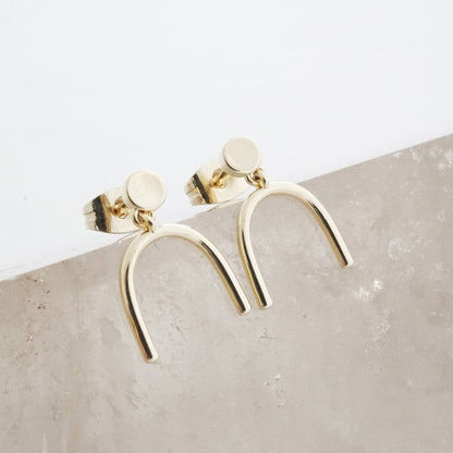 Women's Minimalist Arch Earring Studs – outfit idea for women | Ro + Ivy