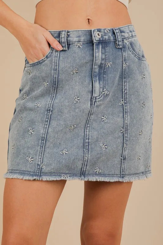 Bow Printed Casual Denim Mini Skirt in Indigo – Indigo outfit idea for women | Ro + Ivy