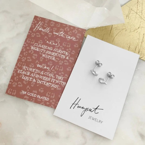 Horseshoe Stud Earrings Trendy Earrings Outfit Idea for Women | Ro + Ivy