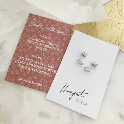 Horseshoe Stud Earrings Trendy Earrings Outfit Idea for Women | Ro + Ivy