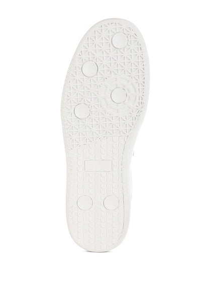 Classic Casual Sneakers | Trendy Sneakers Outfit Idea for Women by Ro + Ivy | Elevated Basics, Modern Comfort & Style