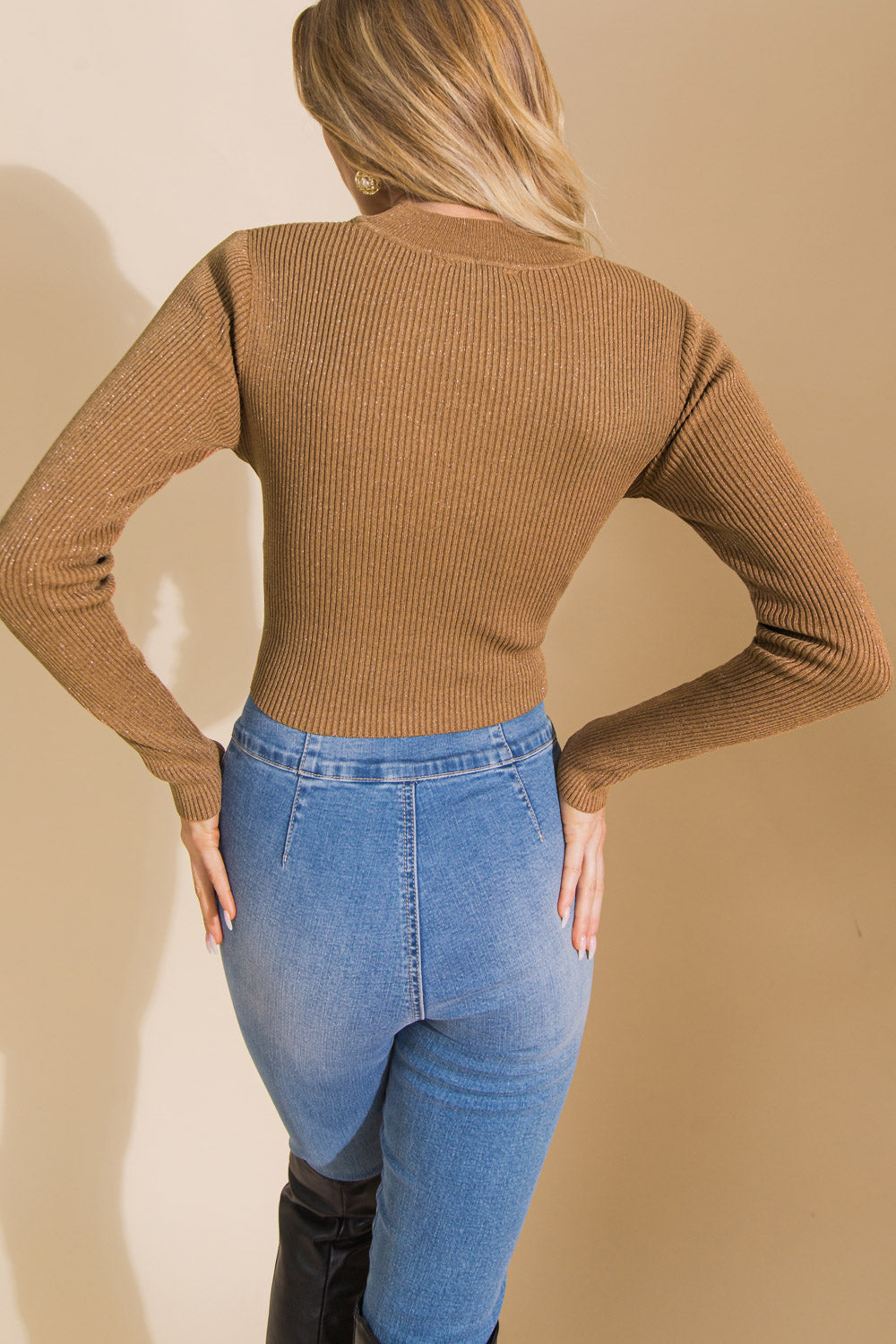 Criss-Cross Long Sleeve Crop Top Trendy Tops Outfit Idea for Women | Ro + Ivy