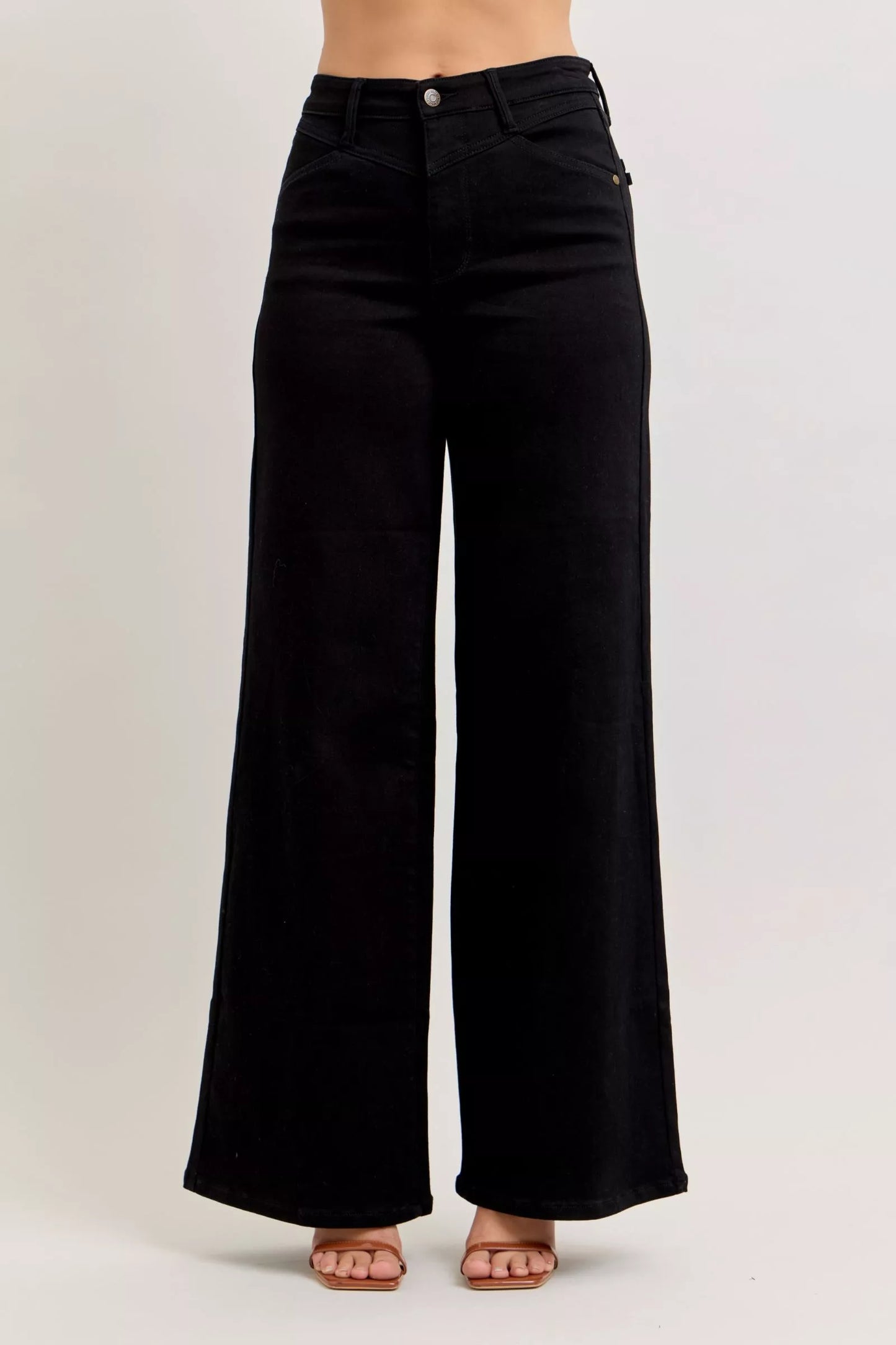 BK High-Waisted Wide Leg Jeans | Trendy Jeans Outfit Idea for Women by Ro + Ivy | Elevated Basics, Modern Comfort & Style