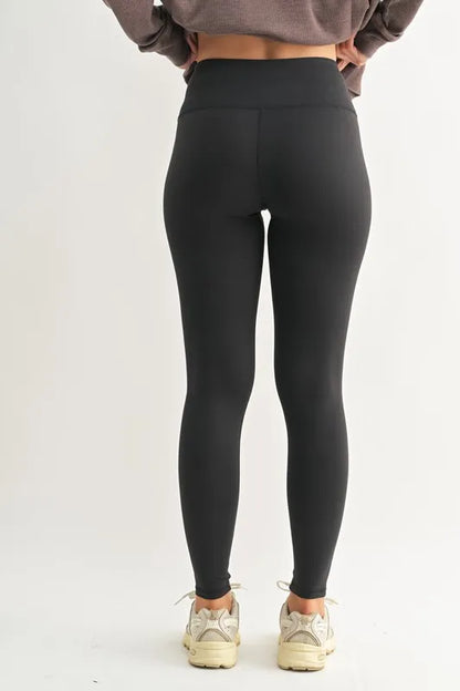 Essential Solid Leggings – outfit idea for women | Ro + Ivy