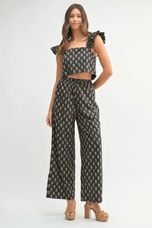 Floral Print Ruffle Top And Pants Set – Black outfit idea for women | Ro + Ivy