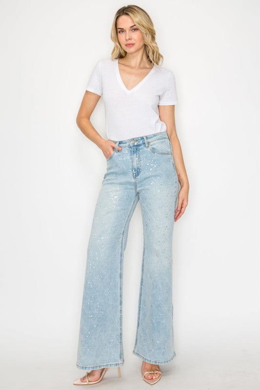 Metallic Ultra High Rise Relaxed Flare Jeans | Trendy Jeans Outfit Idea for Women by Ro + Ivy | Elevated Basics, Modern Comfort & Style