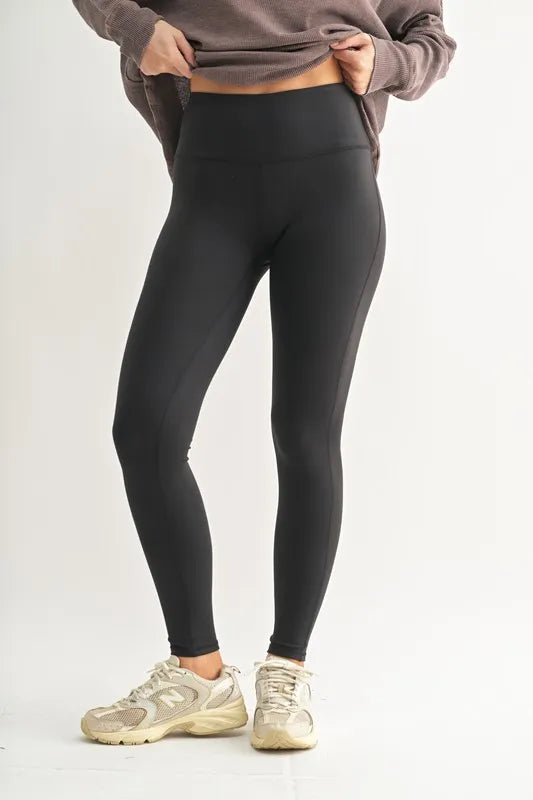 Essential Solid Leggings – BLACK outfit idea for women | Ro + Ivy