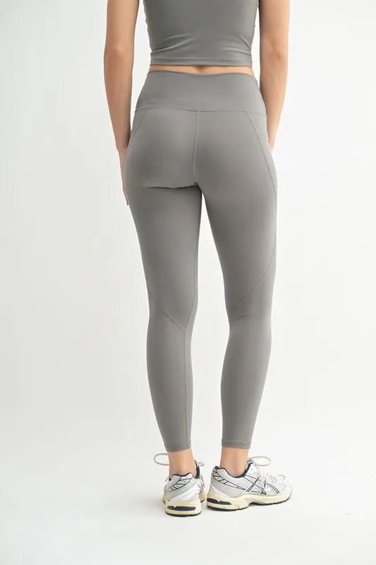 Venice Cloud Light Sculpt High-Waisted Leggings – outfit idea for women | Ro + Ivy