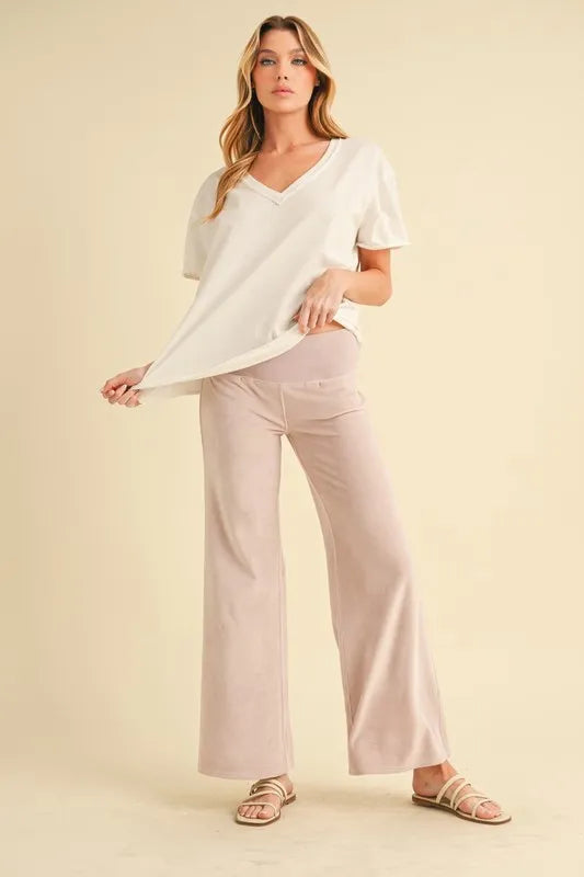 V-Neck Short Sleeve Cotton T-Shirt in White | Trendy T-Shirts Outfit Idea for Women by Ro + Ivy | Elevated Basics, Modern Comfort & Style