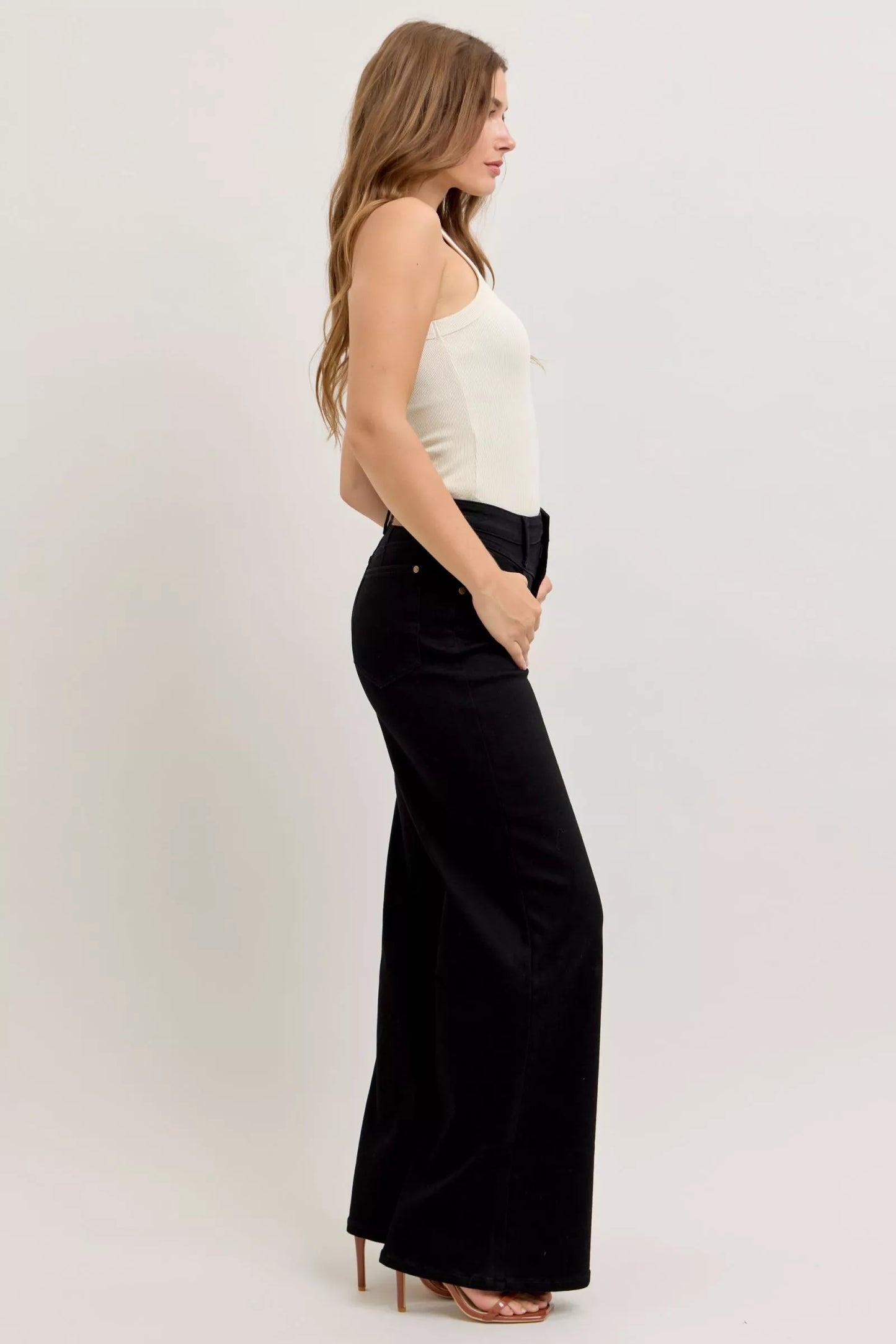 High-Waisted Wide Leg Jeans | Trendy Jeans Outfit Idea for Women by Ro + Ivy | Elevated Basics, Modern Comfort & Style