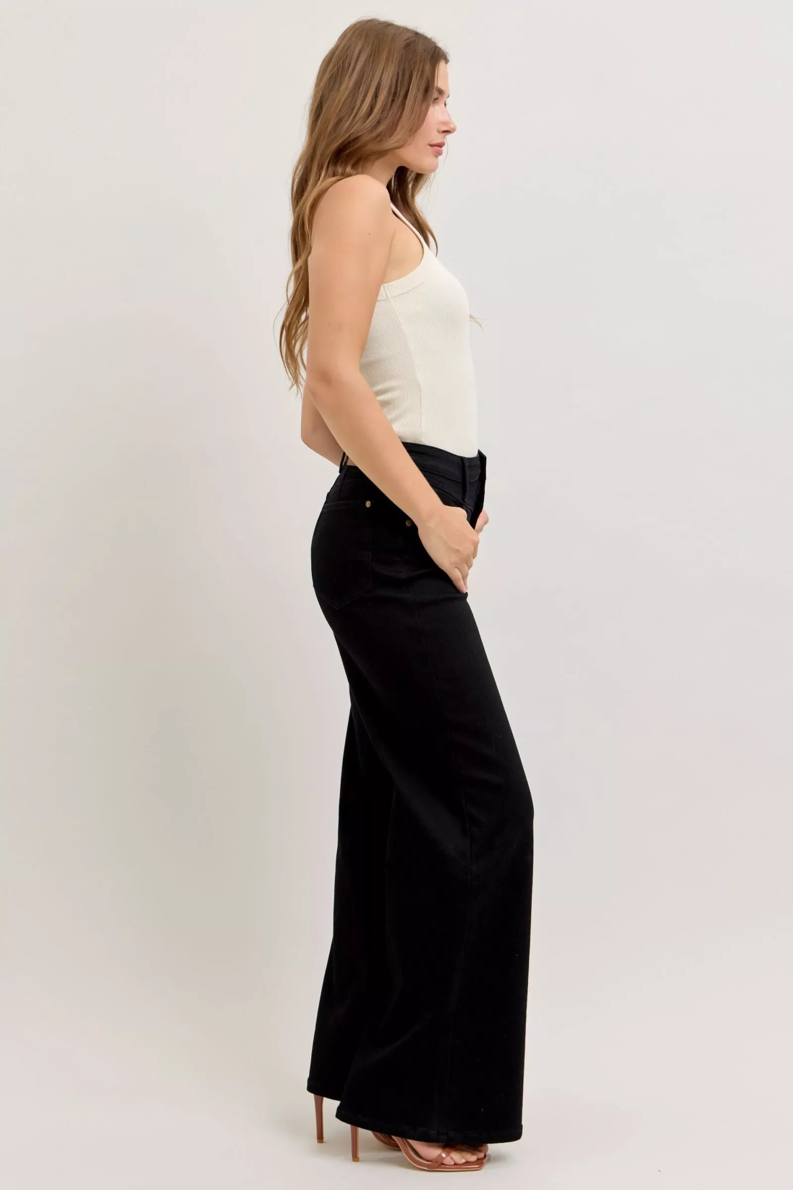 High-Waisted Wide Leg Jeans | Trendy Jeans Outfit Idea for Women by Ro + Ivy | Elevated Basics, Modern Comfort & Style