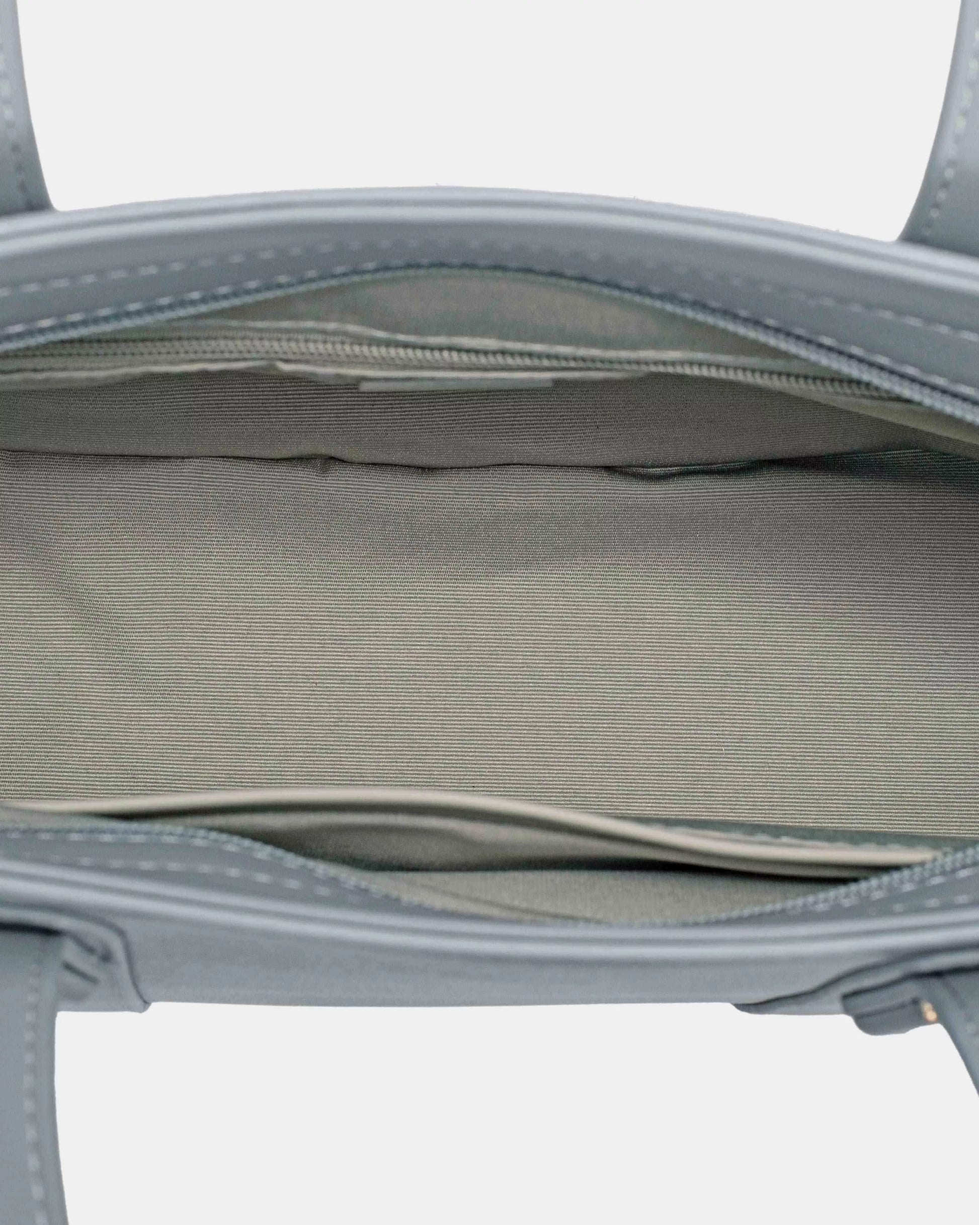 Leather Tote Bag With Gold Hardware | Trendy Tote Bags Outfit Idea for Women by Ro + Ivy | Elevated Basics, Modern Comfort & Style